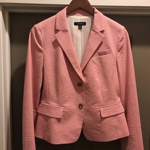 Women’s sear sucker blazer.